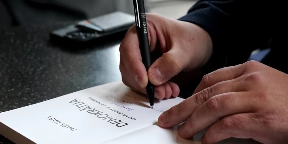 Politologa un Eiropas Parlamenta deputāta Ivara Ijaba grāmatas "Demokrātija (un ko mums ar to iesākt)" atvēršanas svētki "Osiris Telpā".
