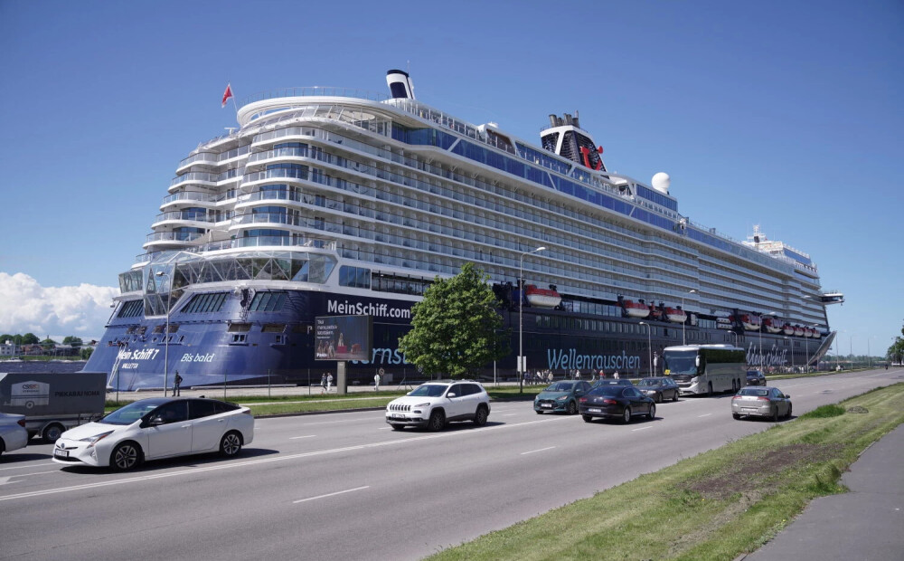 FOTO: Rīgā ieradies kruīza gigants — iespaidīgais “Mein Schiff 7” tuvplānā