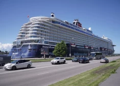 FOTO: Rīgā ieradies kruīza gigants — iespaidīgais “Mein Schiff 7” tuvplānā