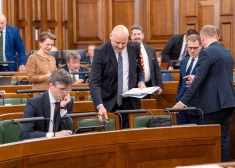 Opozīcija asi uzbrūk Kulberga valdībai: JV sauc par jaunās koalīcijas “krustvecāku”