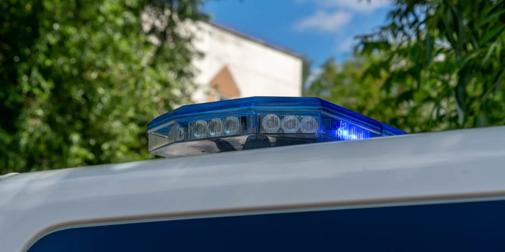 Pašvaldības policija no antisanitāriem apstākļiem Rīgas centrā izņem nepilngadīgu meiteni.