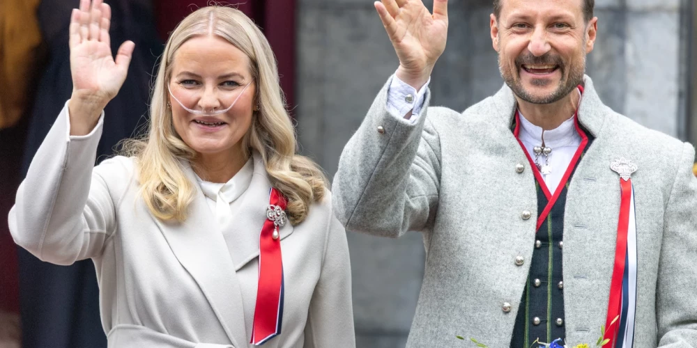 Norvēģijas kroņprincese Mete-Mārita cīnās ar plaušu fibrozi un gaida plaušu transplantācijas operāciju. Neraugoties uz slimību, viņa piedalījās Konstitūcijas dienas svinībās 2026. gada 17. maijā.