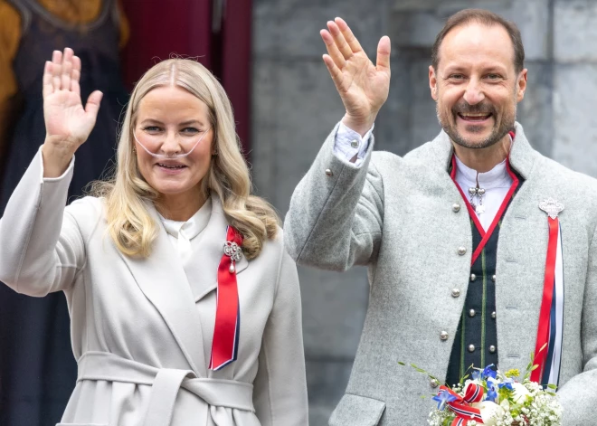 Norvēģijas kroņprincese Mete-Mārita cīnās ar plaušu fibrozi un gaida plaušu transplantācijas operāciju. Neraugoties uz slimību, viņa piedalījās Konstitūcijas dienas svinībās 2026. gada 17. maijā.