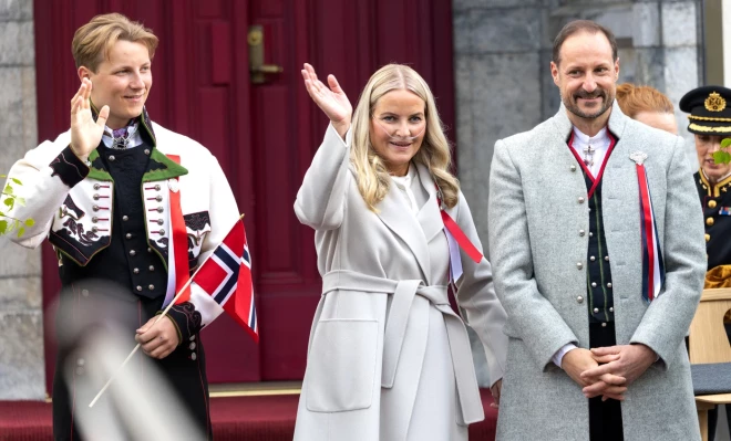 Kroņprincis Hokons, kroņprincese Mete Mārta un viņu dēls princis Sverre Magnuss.