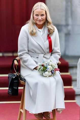 Kroņprincese Konstitūcijas dienas svinībās bija redzama ar skābekļa aparātu un deguna elpošanas ierīci, un kādā brīdī viņa apsēdās uz neliela krēsla līdzās vīram un dēlam.