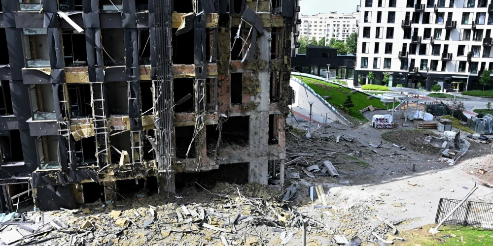 Okupantu uzbrukumā cietusi daudzstāvu māja Kijivā.  