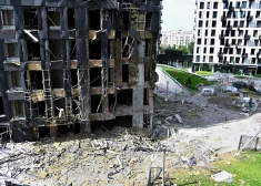 Okupantu uzbrukumā cietusi daudzstāvu māja Kijivā.  