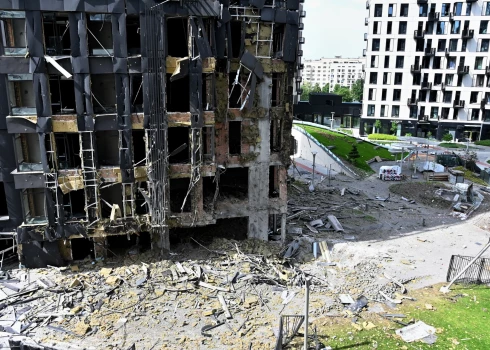 Okupantu uzbrukumā cietusi daudzstāvu māja Kijivā.  