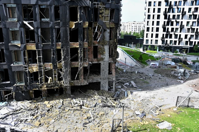 Okupantu uzbrukumā cietusi daudzstāvu māja Kijivā.  