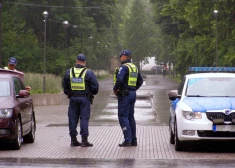 Tartu ielās izvēršas bīstama operācija: vīrietis draud ar ierocim līdzīgu priekšmetu