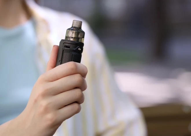 Nelegālais e-cigarešu tirgus aug – brīdina par drošības riskiem Latvijā