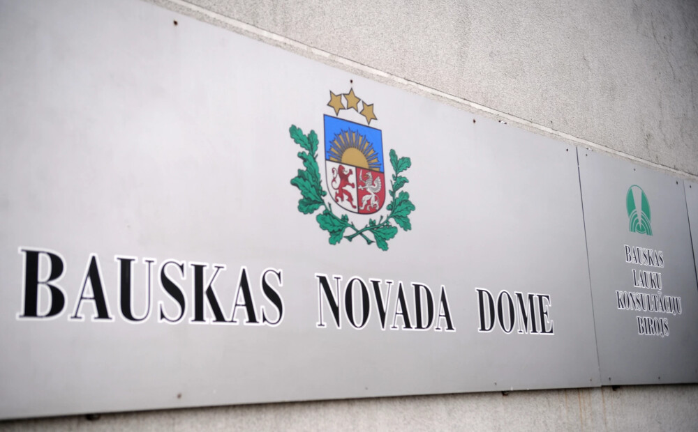 Stundām ilgā sēdē divu protestu pavadībā Bauskas dome apstiprina iecerētās izmaiņas skolu tīklā