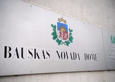 Stundām ilgā sēdē divu protestu pavadībā Bauskas dome apstiprina iecerētās izmaiņas skolu tīklā
