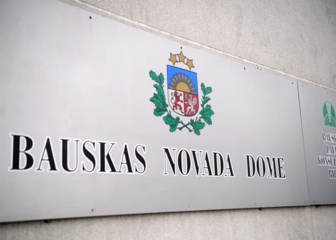 Stundām ilgā sēdē divu protestu pavadībā Bauskas dome apstiprina iecerētās izmaiņas skolu tīklā