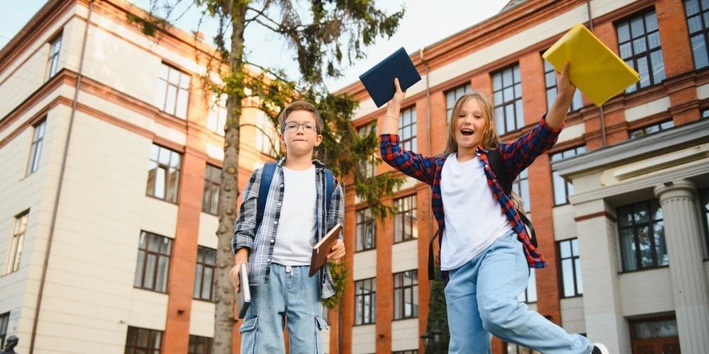 Lielākajai daļai skolēnu sācies ilgi gaidītais lielais vasaras brīvlaiks.