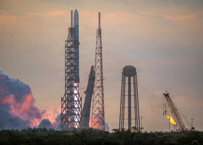 Floridā uz starta platformas eksplodējusi miljardiera Bezosa uzņēmuma "Blue Origin" raķete