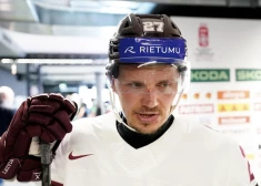 Latvijas hokeja izlases spēlētājs Oskars Cibuļskis pēc 2026. gada pasaules hokeja čempionāta spēles starp Latvijas un Norvēģijas valstsvienībām.