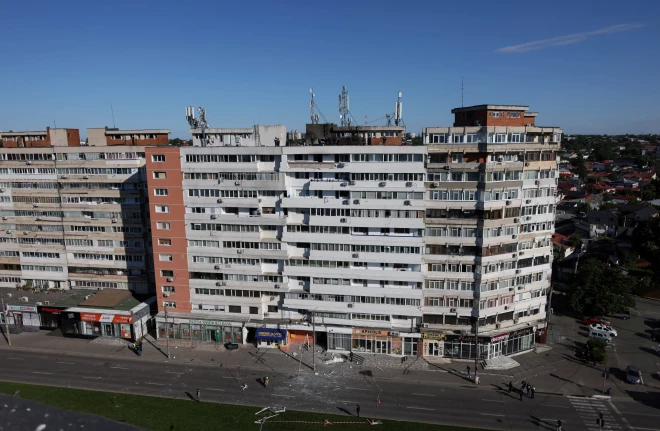 На фото видно поврежденную крышу.