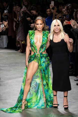 Atjaunoto kleitas versiju viņa demonstrēja gandrīz 20 gadus vēlāk — “Versace” 2020. gada pavasara kolekcijas skatē Milānā.
