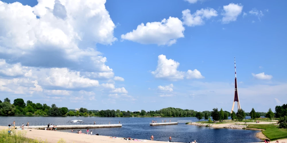 Температура воды в местах для купания не превышает 17 градусов.