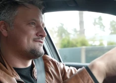 Aktieris Andris Bulis pie jaunā Audi Q3 stūres.