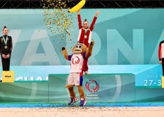 ВИДЕО: украинская спортсменка закрыла глаза и заткнула уши во время исполнения гимна России