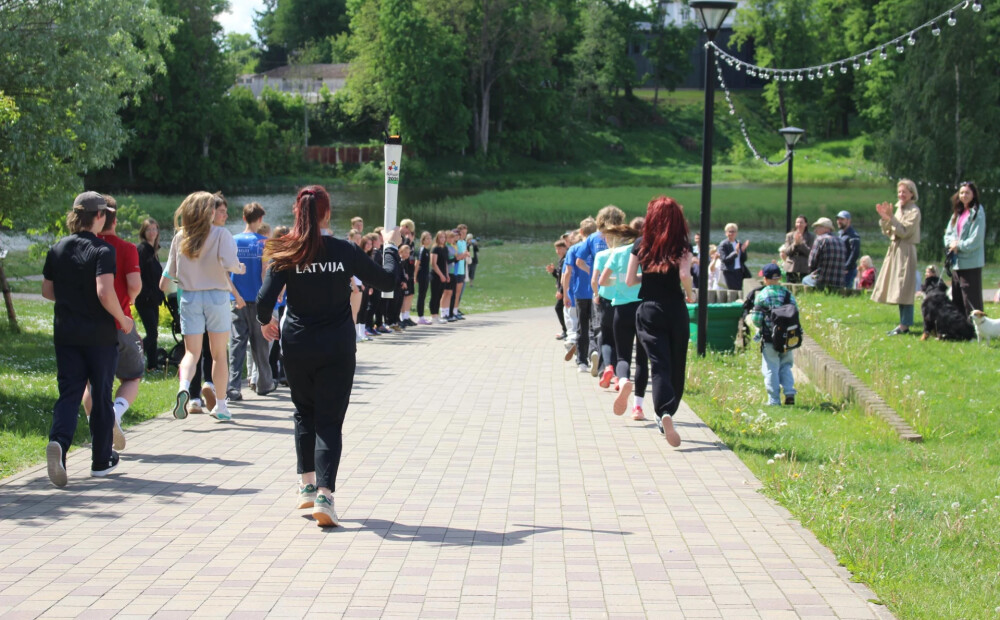 Latvijas Jaunatnes X Olimpiādes lāpas ceļojums: jauniešu enerģija un olimpiskais gars vieno Zemgali!