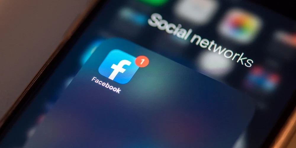 Arvien vairāk valstu ierobežo sociālos medijus bērniem: eksperte brīdina, ka ar aizliegumu vien nepietiks.