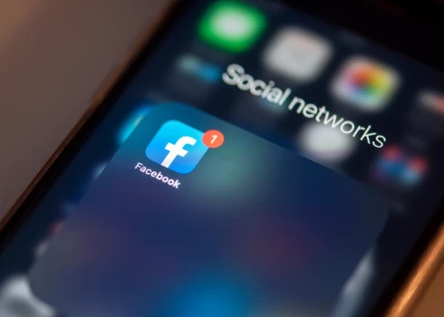 Arvien vairāk valstu ierobežo sociālos medijus bērniem: eksperte brīdina, ka ar aizliegumu vien nepietiks.