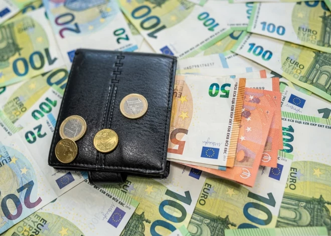 Ekonomika aug, taču ministrija brīdina par draudiem maciņiem 