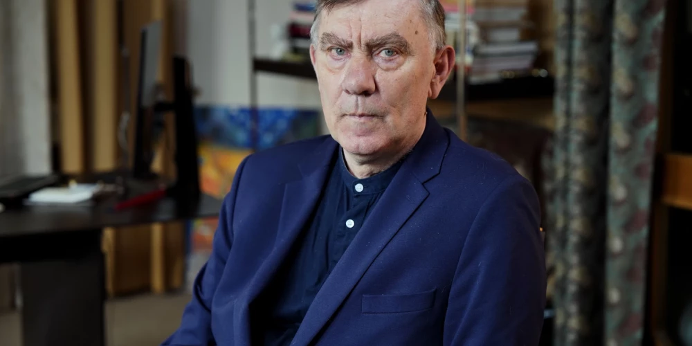 Panteļejevs norāda, ka birokrātijas aparāts un sabiedrība bieži vien darbojas pēc līdzīgiem principiem, cenšoties jebkuru atbildības nastu novelt uz kādu citu, un šī tendence ir kļuvusi par sistēmisku kaiti.
