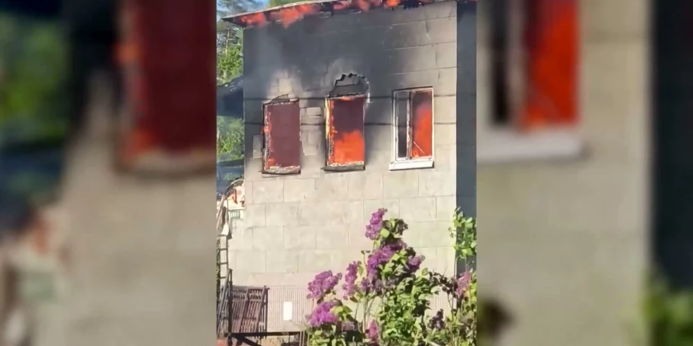 Пожарные боролись с огнем четыре с половиной часа, но хозяйка дома погибла.