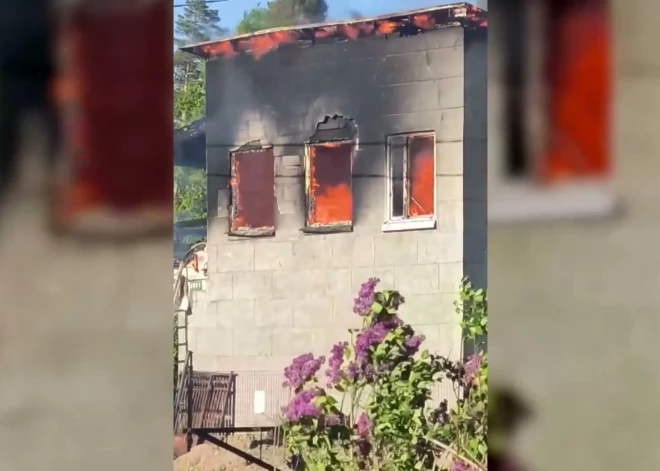 Сын бросился к горящему дому, но было уже поздно: под Олайне погибла его пожилая мать