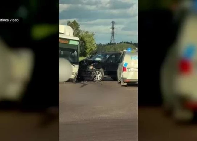 В машине были жена и ребенок: в Екабпилсе пьяный на BMW убегал от полиции и протаранил автобус