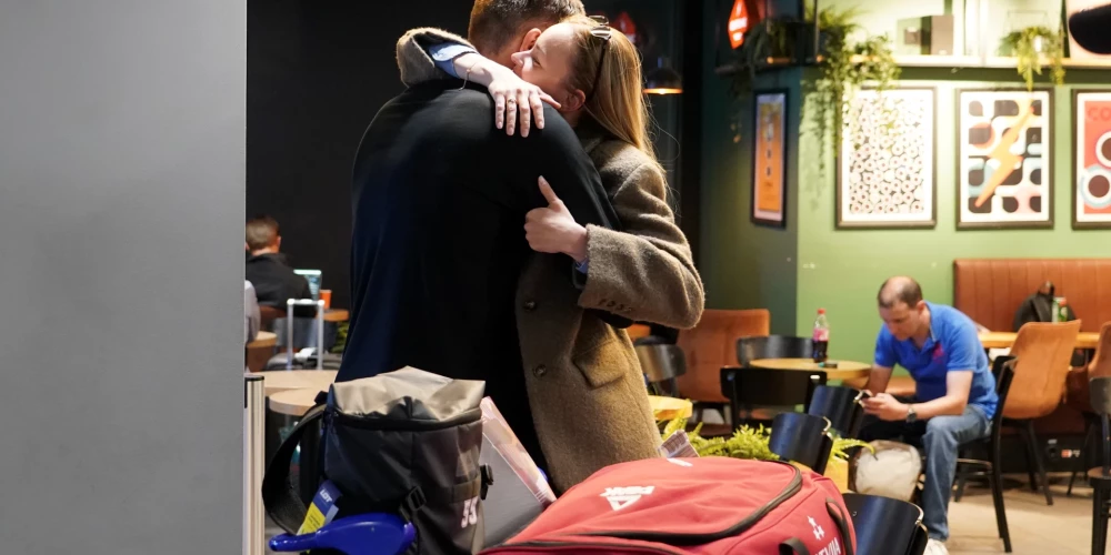 Latvijas hokeja izlases spēlētājs Roberts Mamčics (no kreisās) Rīgas lidostā pēc atgriešanās no Pasaules hokeja čempionāta Šveicē, kur iegūta 6.vieta.