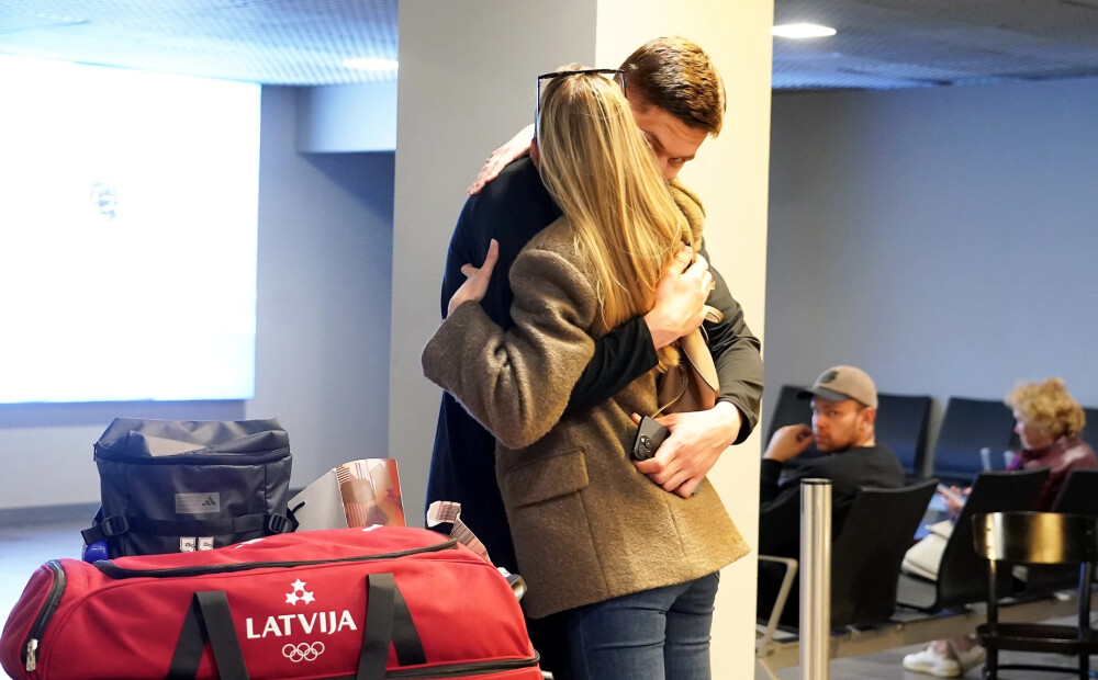 FOTO: Latvijas hokeja izlase sagaidīta Rīgas lidostā. 