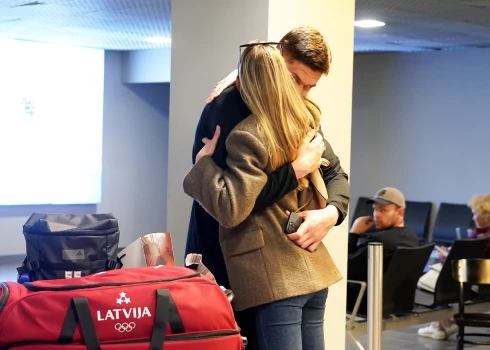 Latvijas hokeja izlases spēlētājs Roberts Mamčics Rīgas lidostā pēc atgriešanās no Pasaules hokeja čempionāta Šveicē, kur iegūta 6.vieta.