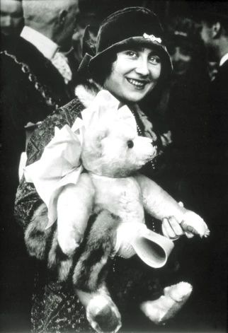 Karalienes Elizabetes II mamma – nākamā Karaliene Māte 1926. gadā, kad pēc kinoteātra apmeklējuma viņai uzdāvināja lāci.