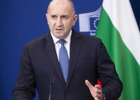 Bulgārijas premjerministrs Rumens Radevs norādīja, ka pagarinājis atļauju par vienu mēnesi, lai dotu ASV militārajiem spēkiem laiku atrast alternatīvu.