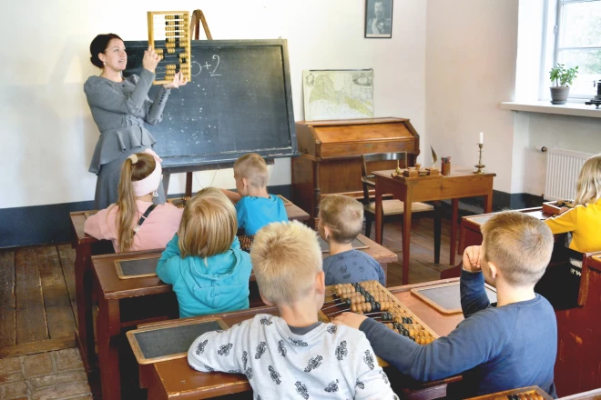 Muzejpedagoģe Marta Tjarve  senajā klasē.