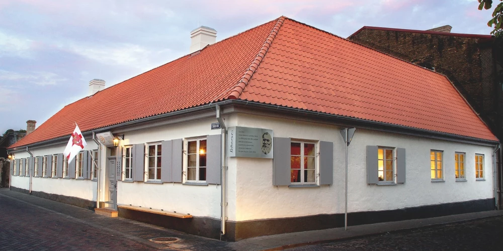 Amatu māja atrodas renovētā skolas ēkā, kur savulaik mācījies Dainu tēvs Krišjānis Barons.