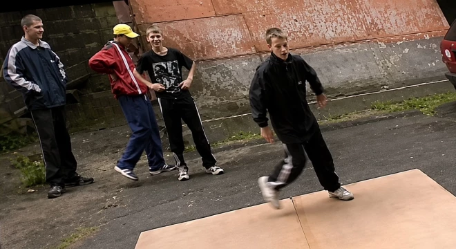 Tā aizsākās Daugavpils breiks – kokšķiedras plātnes tika izliktas turpat uz ielas, un tur notika treniņi. 2000. gada foto.