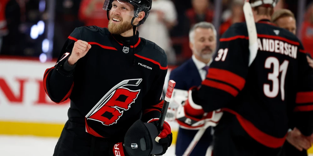 Austrumu konferences finālsērijas piektajā mačā "Hurricanes" savā laukumā ar 6:1 (3:0, 2:0, 1:1) pārspēja Monreālas "Canadiens" un sērijā līdz četrām uzvarām guva panākumu ar 4-1.