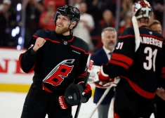 "Hurricanes" ar pārliecinošu uzvaru sasniedz Stenlija kausa finālu