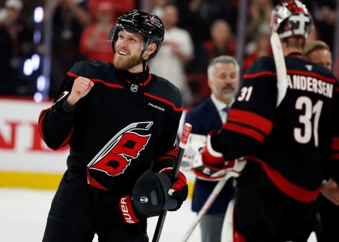 "Hurricanes" ar pārliecinošu uzvaru sasniedz Stenlija kausa finālu