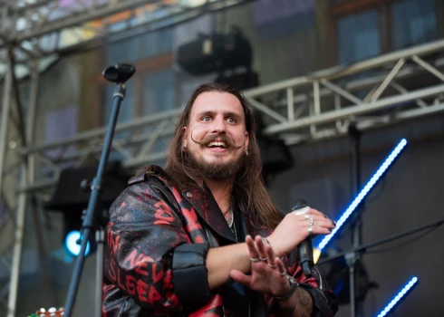 Uz festivāla piecām skatuvēm uzstājās vairāk nekā 30 mākslinieki un dīdžeji.