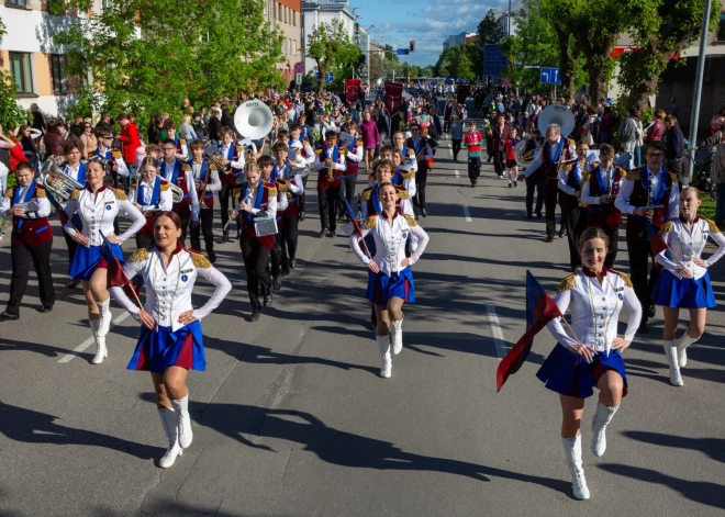 Jelgavas pilsētas svētku gājienā piedalījušies gandrīz 12 000 dalībnieku