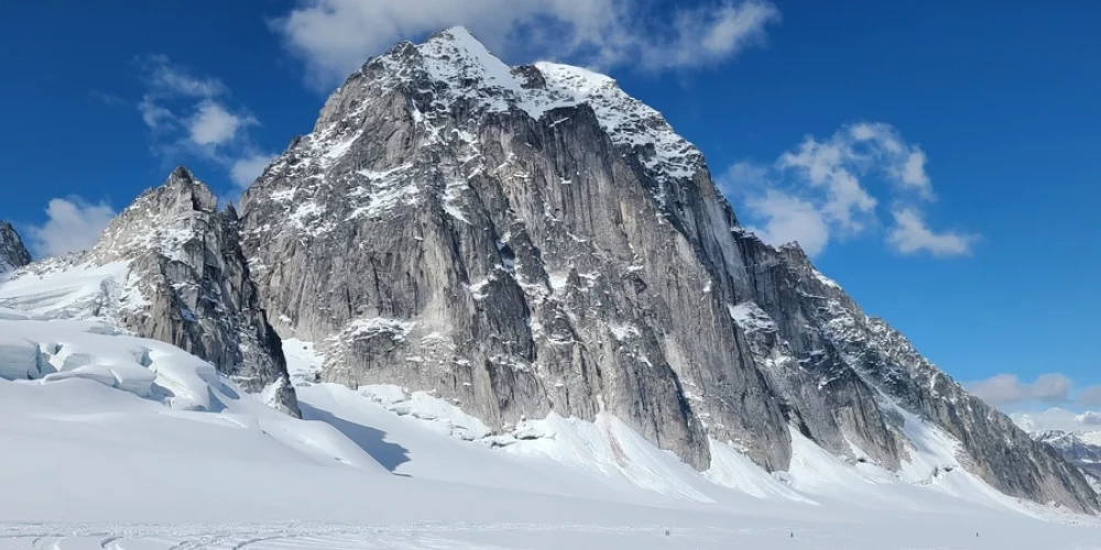 Denali kalnā izdzīvojušie Latvijas alpīnisti  nogādāti drošībā.