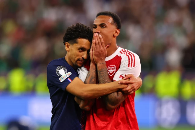 Kamēr PSG futbolisti un līdzjutēji līksmoja par izcīnīto titulu, pie sava tautieša pirmais piesteidzās Parīzes kluba kapteinis Markinjoss.
