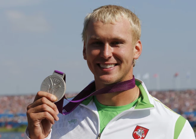 2012. gada Londonas olimpiskajās spēlēs Jevgēnijs izcīnīja sudrabu kanoe airēšanā 200 metru distancē.